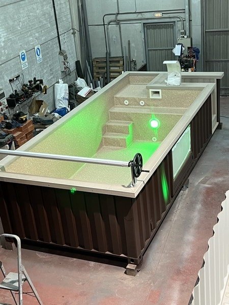 contenedor de 20 pies transformado en piscina