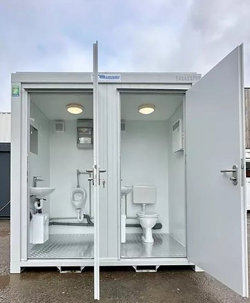 Bloque Sanitario Doble 2,4 × 1,5 m – WC + Urinario Separados, Aislado y Listo para Usar