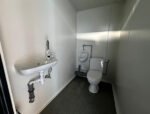 Contenedor Sanitario 2 Cabinas (243 × 174 × 246 cm) – Doble WC Autónomo para Obras y Eventos - Imagen 4