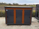 Contenedor Sanitario 3 Cabinas – WC, Lavabo y Calentador Integrados para Obras y Eventos - Imagen 2
