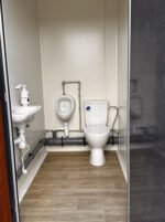 Contenedor Sanitario 3 Cabinas – WC, Lavabo y Calentador Integrados para Obras y Eventos - Imagen 4